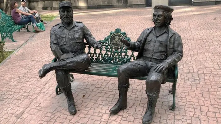 ¿Por qué expulsaron las estatuas de Fidel Castro y Che Guevara del Jardín Tabacalera en CDMX?