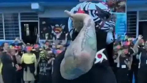 Penta Zero Miedo visita su antigua primaria en Ecatepec y desata locura de los alumnos