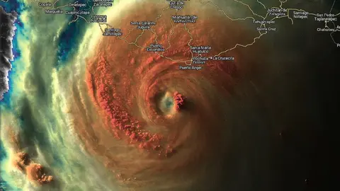 VIDEOS: Huracán Erick pegó en las costas de Oaxaca; México siente su impacto