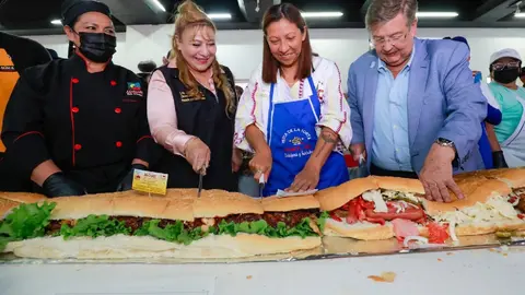 La CDMX se atasca de orgullo: rompen récord con la torta más grande del mundo