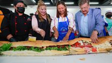 La CDMX se atasca de orgullo: rompen récord con la torta más grande del mundo