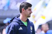 Thibaut Courtois critica a Raúl Asencio por expulsión: "Dos partidos, dos errores, hay que ser inteligentes"