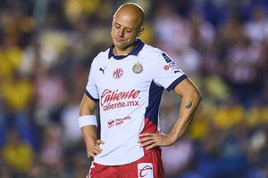 De la gloria al adiós: Chicharito se queda sin equipo