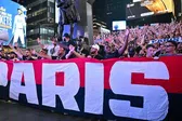 Aficionados del PSG se adueñan de Times Square, en New York, previo a la Final ante el Chelsea