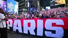 Aficionados del PSG se adueñan de Times Square, en New York, previo a la Final ante el Chelsea