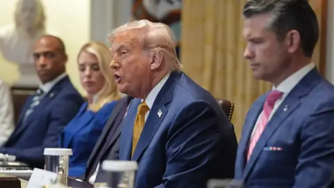 Administración de Trump demanda a California por sus políticas sobre atletas transgénero