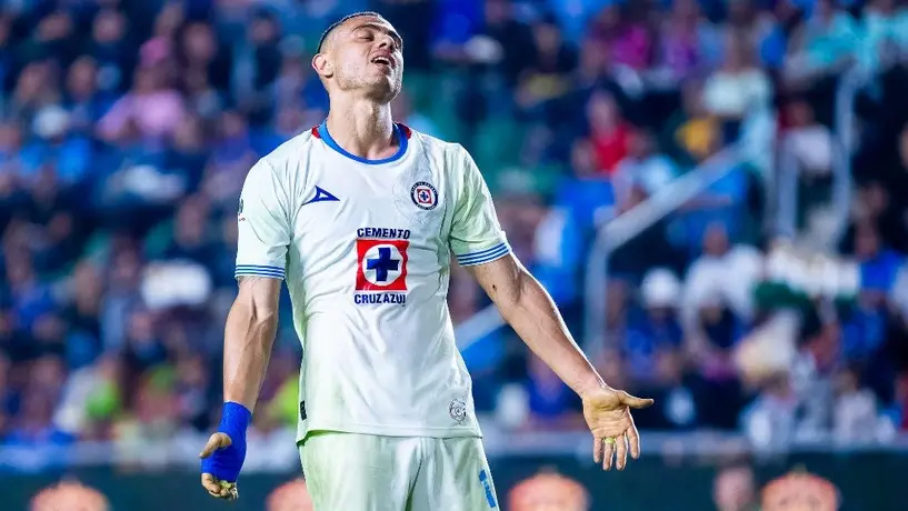 Giakoumakis suma tres días sin entrenar; no tiene permiso del club