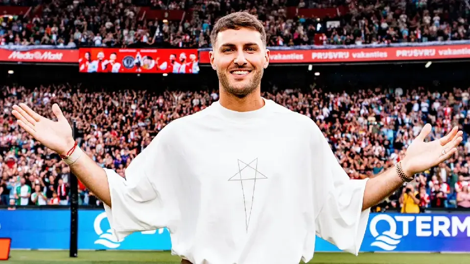¡Leyenda del Ven Het Volk! Santiago Giménez recibe gran homenaje con Feyenoord