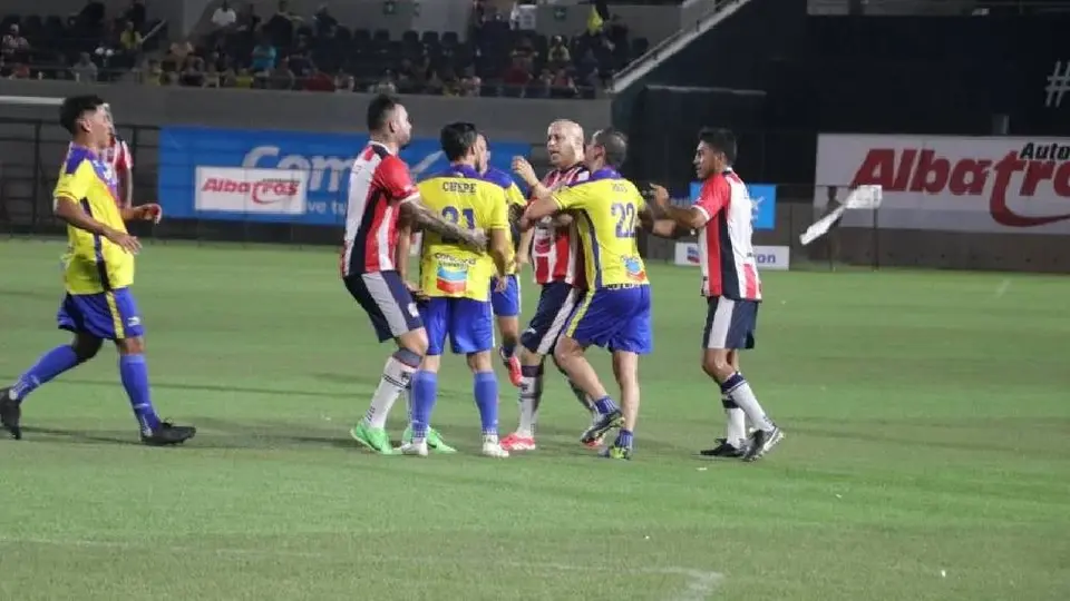 Bofo Bautista protagoniza pelea en Clásico de Leyendas