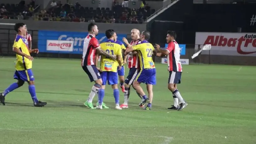 Bofo Bautista protagoniza pelea en Clásico de Leyendas