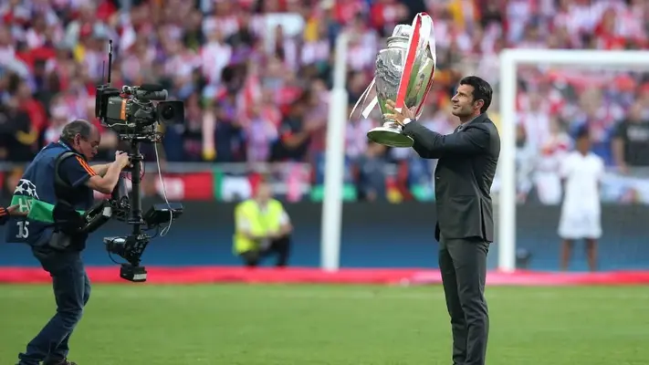 Figo se encaró con un aficionado de Barcelona que lo llamó traidor