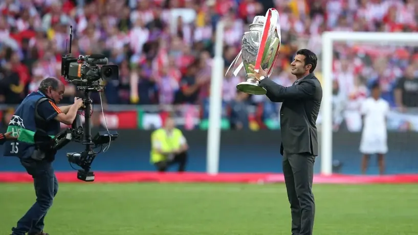 Figo se encaró con un aficionado de Barcelona que lo llamó traidor