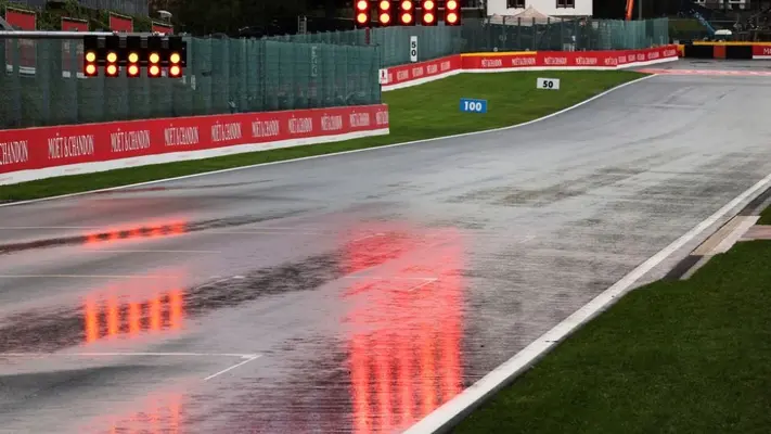 ¡Uno más! Periodista explota contra la FIA por no correr en lluvia: "Hace 40 años se corría"