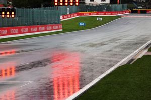¡Uno más! Periodista explota contra la FIA por no correr en lluvia: "Hace 40 años se corría"