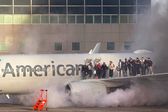 VIDEO: Pasajeros escapan de avión que se incendió en Aeropuerto de Denver