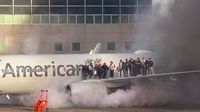 VIDEO: Pasajeros escapan de avión que se incendió en Aeropuerto de Denver