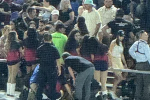 Sultanes de Monterrey se pronuncia sobre estado de salud de la porrista que recibió batazo