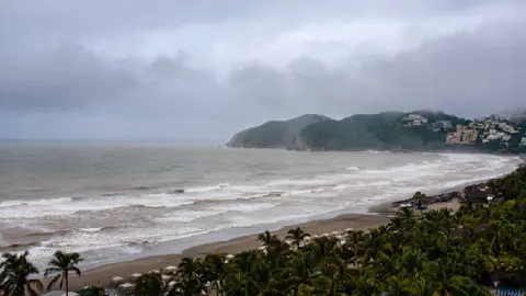 Acapulco vuelve a sufrir afectaciones: restaurantes y locales derribados en zona Diamante