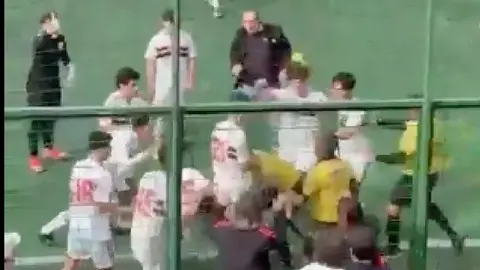 Árbitro protagoniza pelea campal contra jugadores en Brasil