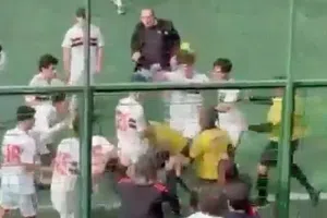 Árbitro protagoniza pelea campal contra jugadores en Brasil