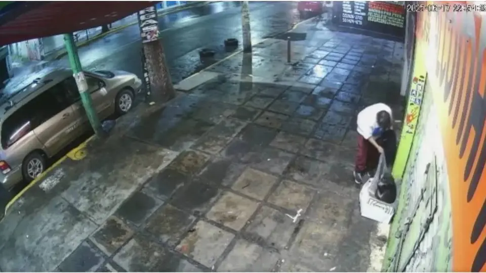 Blacky, el perrito que sufrió el robo de su cobija en Iztapalapa, fue adoptado