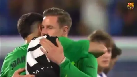 ¿Adiós problemas? Ter stegen y Joan García protagonizan abrazo después del trofeo Joan Gamper