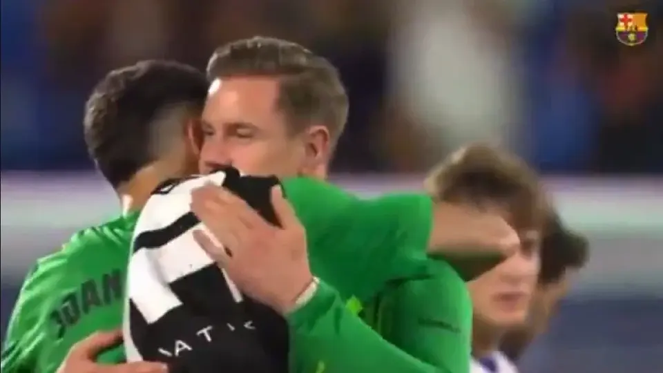 ¿Adiós problemas? Ter stegen y Joan García protagonizan abrazo después del trofeo Joan Gamper
