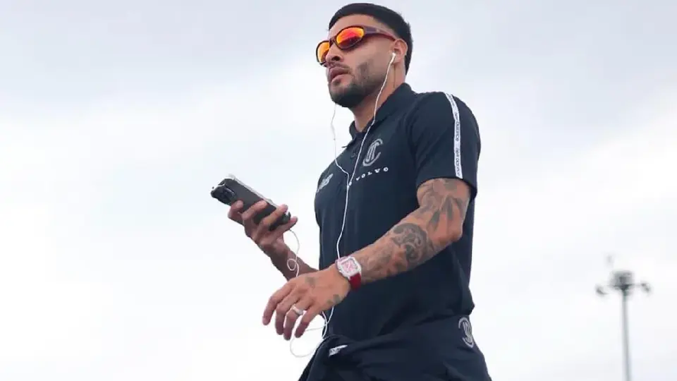 ¡Lujitos del Campeón! Alexis Vega presume reloj con los colores del Toluca