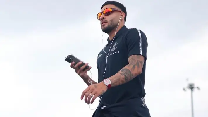 ¡Lujitos del Campeón! Alexis Vega presume reloj con los colores del Toluca