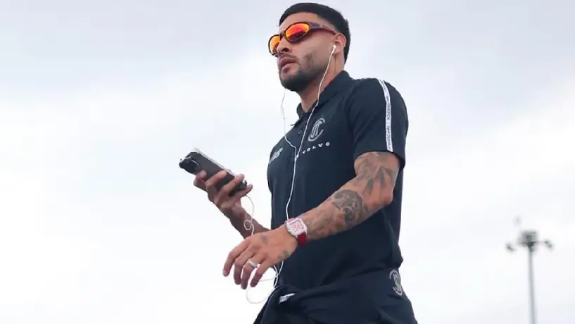 ¡Lujitos del Campeón! Alexis Vega presume reloj con los colores del Toluca