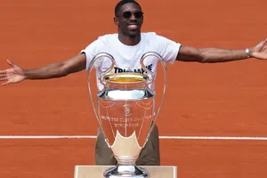 ¡La orejona desfila por Francia! Dembelé llevó el trofeo de Champions League a Roland Garros