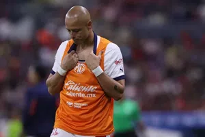 Polémica de 'Chicharito' en Chivas en caso cerrado, asegura Gabriel Milito