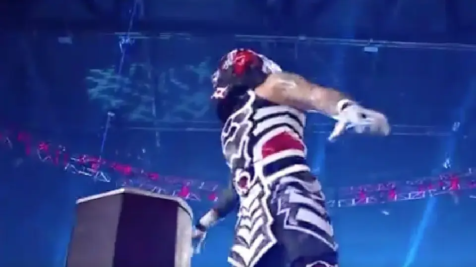 Penta Zero Miedo es derrotado por Seth Rollins en Monday Night Raw