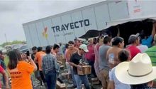 Rapiñan tráiler cargado de cerveza tras volcadura en carretera de Tamaulipas