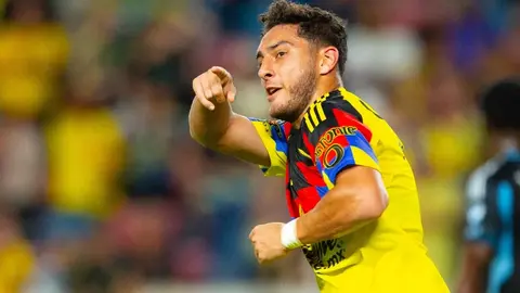 Sebastián Cáceres se vuelve loco al ver a su novia en la tribuna y le dedica su gol