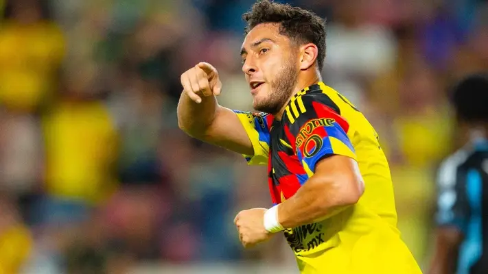Sebastián Cáceres se vuelve loco al ver a su novia en la tribuna y le dedica su gol