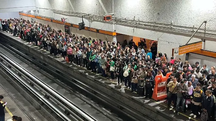Caos en la Línea 7 del Metro CDMX: Retrasos de más de 30 minutos