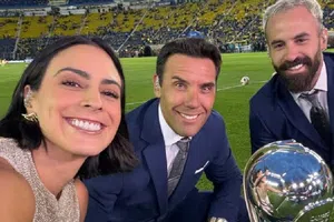 Grande en la cabina y fuera de ella: Ruso Zamogilny le obsequia su abrigo a un niño para protegerse de la lluvia