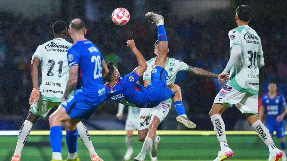 Ángel Sepúlveda 'replica' su gol de chilena casi 14 años después