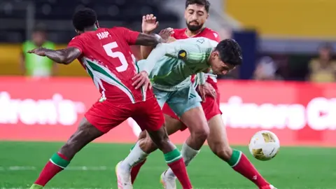 La reacción del jugador de Surinam al recibir la playera de Edson Álvarez en la Copa Oro