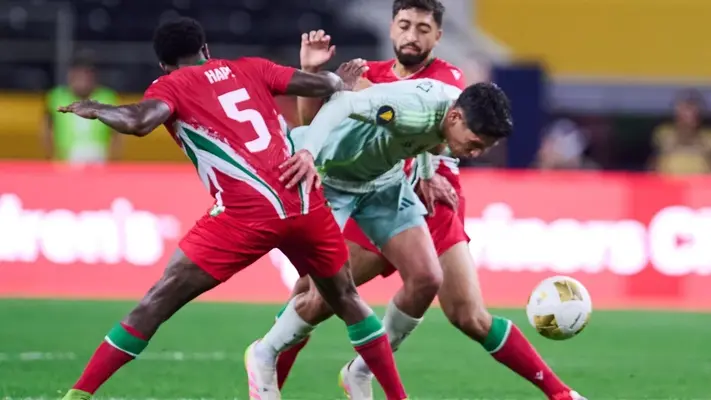 La reacción del jugador de Surinam al recibir la playera de Edson Álvarez en la Copa Oro