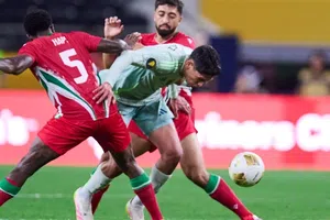 La reacción del jugador de Surinam al recibir la playera de Edson Álvarez en la Copa Oro
