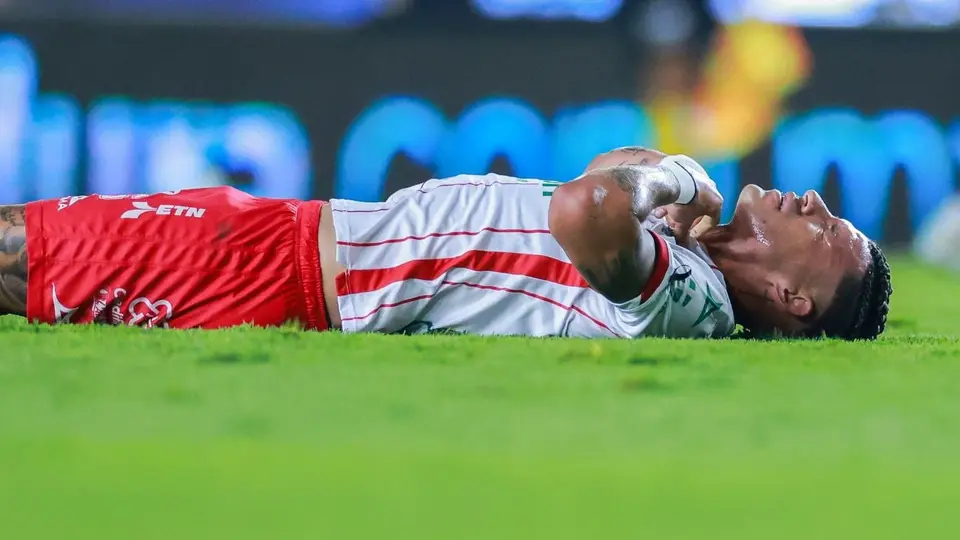 ¡Se rompió! Chicote Calderón abandonó el Necaxa vs León por lesión