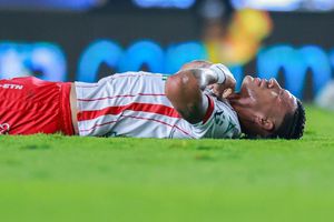 ¡Se rompió! Chicote Calderón abandonó el Necaxa vs León por lesión