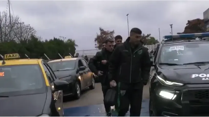 ¡Insólito! Jugadores de la Liga de Argentina llegaron en taxi al estadio