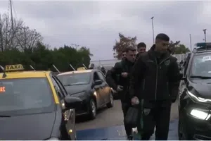 ¡Insólito! Jugadores de la Liga de Argentina llegaron en taxi al estadio