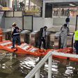 ¡Metro Pantitlán, inundado! Usuarios cruzan entre charcos y plásticos para llegar a andenes