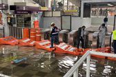 ¡Metro Pantitlán, inundado! Usuarios cruzan entre charcos y plásticos para llegar a andenes