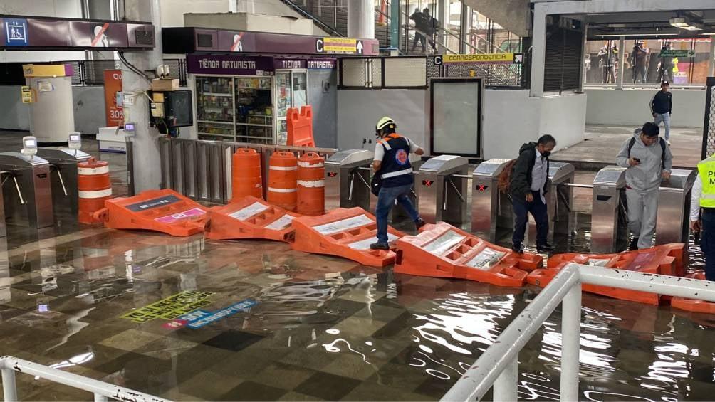 ¡Metro Pantitlán, inundado! Usuarios cruzan entre charcos y plásticos ...