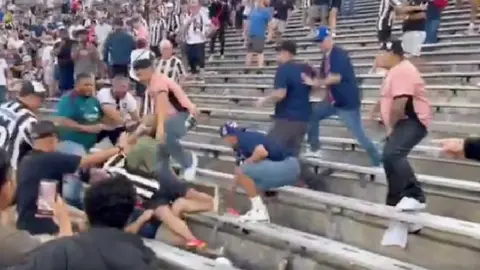 Violencia en el Mundial de Clubes: Aficionados de PSG y Botafogo chocan en las tribunas